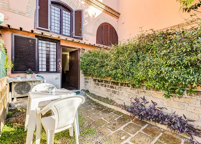 Charming With Garden, Parking & Metro דירה