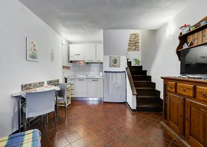 Charming With Garden, Parking & Metro דירה