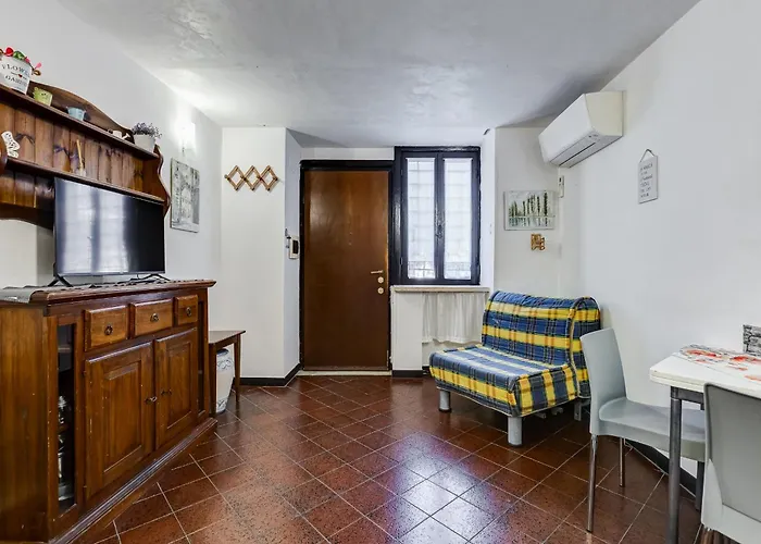 Charming With Garden, Parking & Metro דירה *