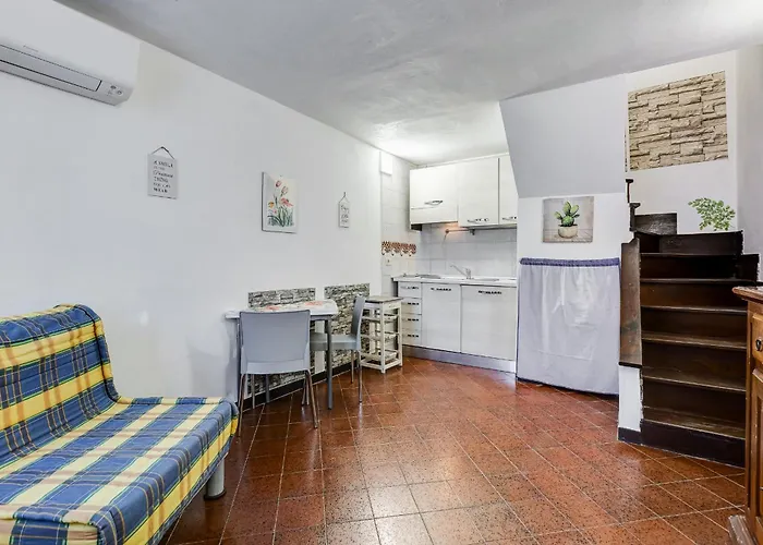 דירה Charming With Garden, Parking & Metro