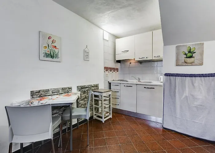 Charming With Garden, Parking & Metro דירה *