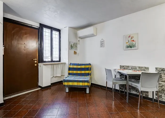 Charming With Garden, Parking & Metro דירה *