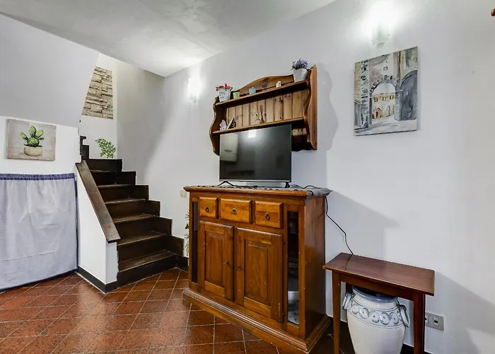 Charming With Garden, Parking & Metro דירה