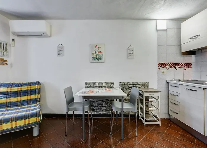 Charming With Garden, Parking & Metro דירה