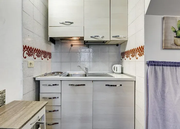 Charming With Garden, Parking & Metro דירה *