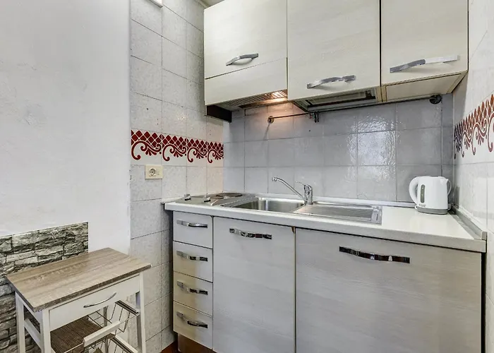 דירה Charming With Garden, Parking & Metro *