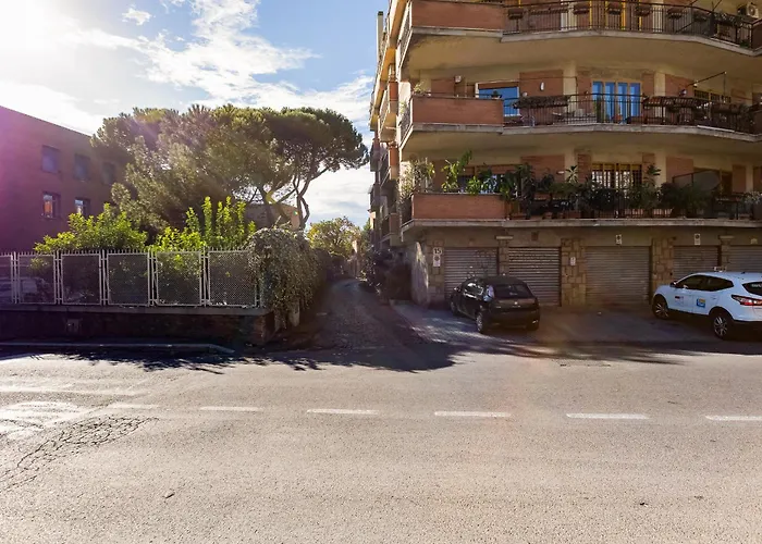 דירה Charming With Garden, Parking & Metro