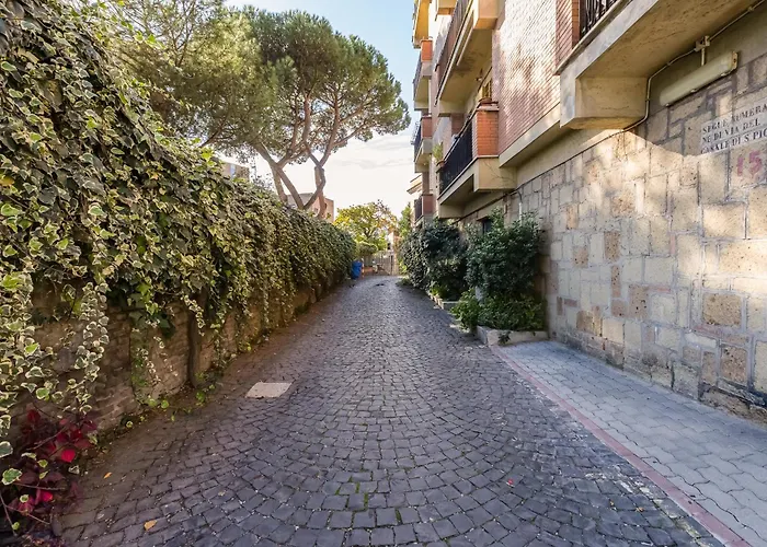 Charming With Garden, Parking & Metro דירה